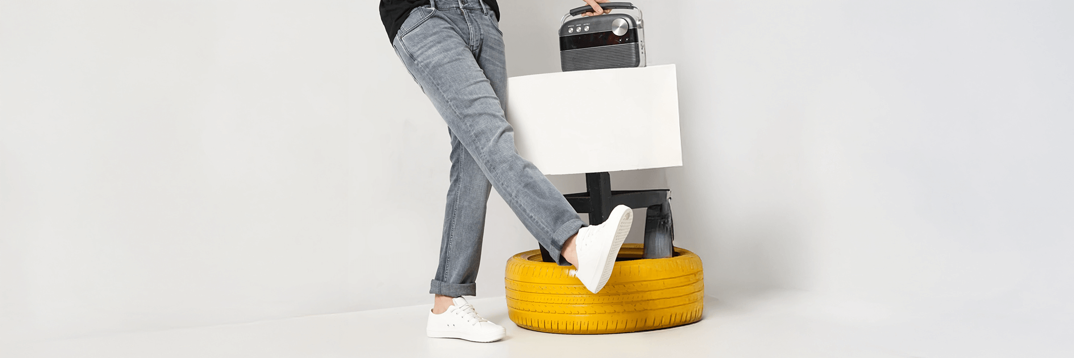 What Goes with Grey? Perfect Shirt and Sneaker Combos for Grey Jeans