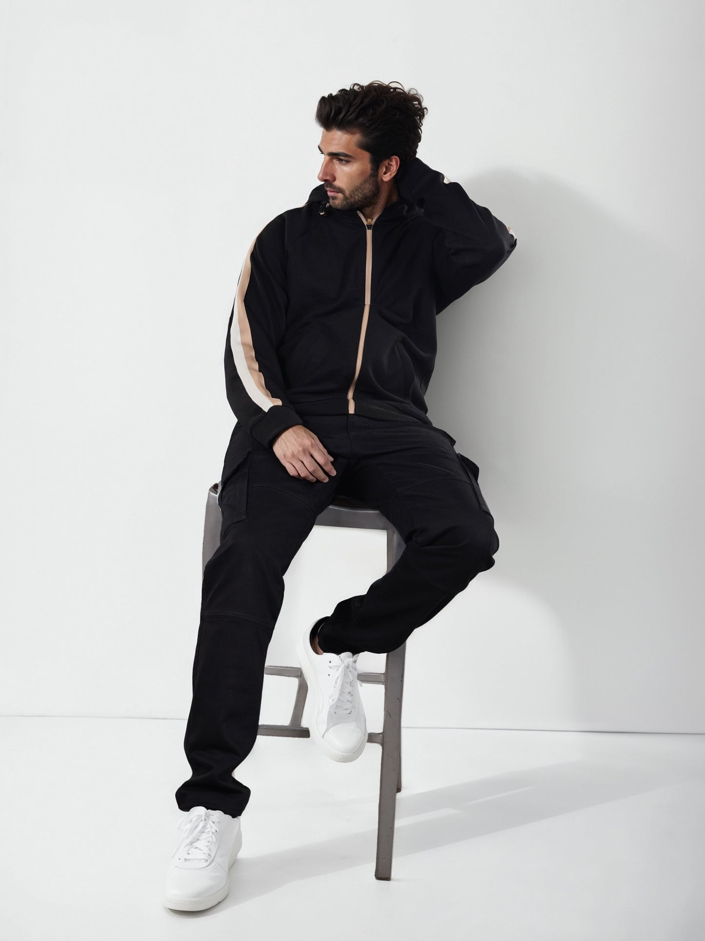 Celio Men Black Solid Regular Fit Cotton-Blend Sweatshirts