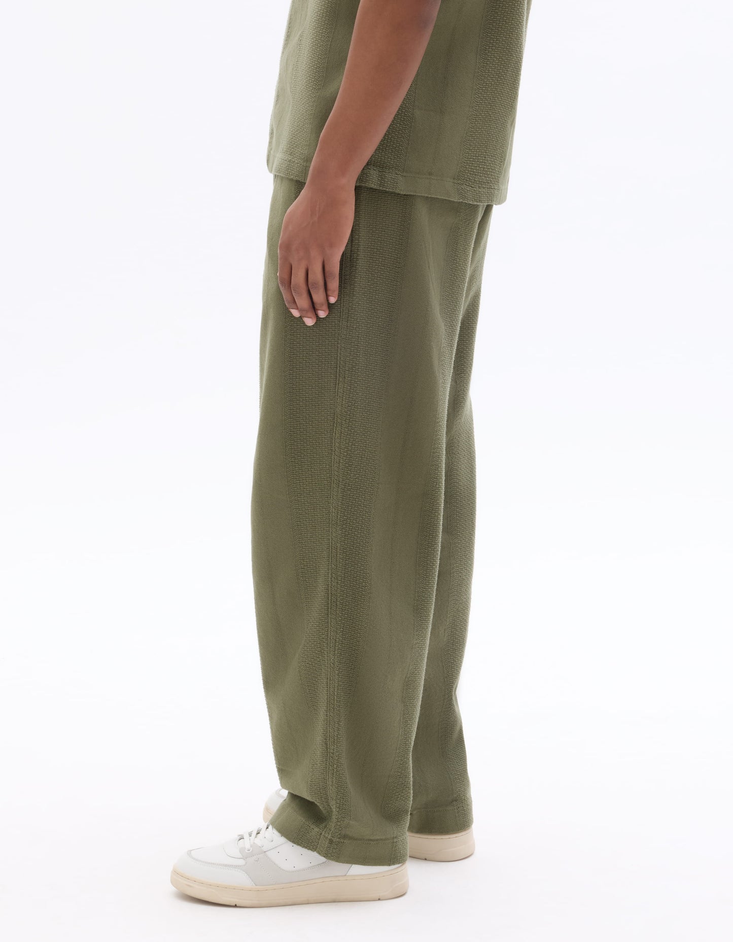 Celio Mens Khaki Solid Straight Fit Cotton Casual Trouser