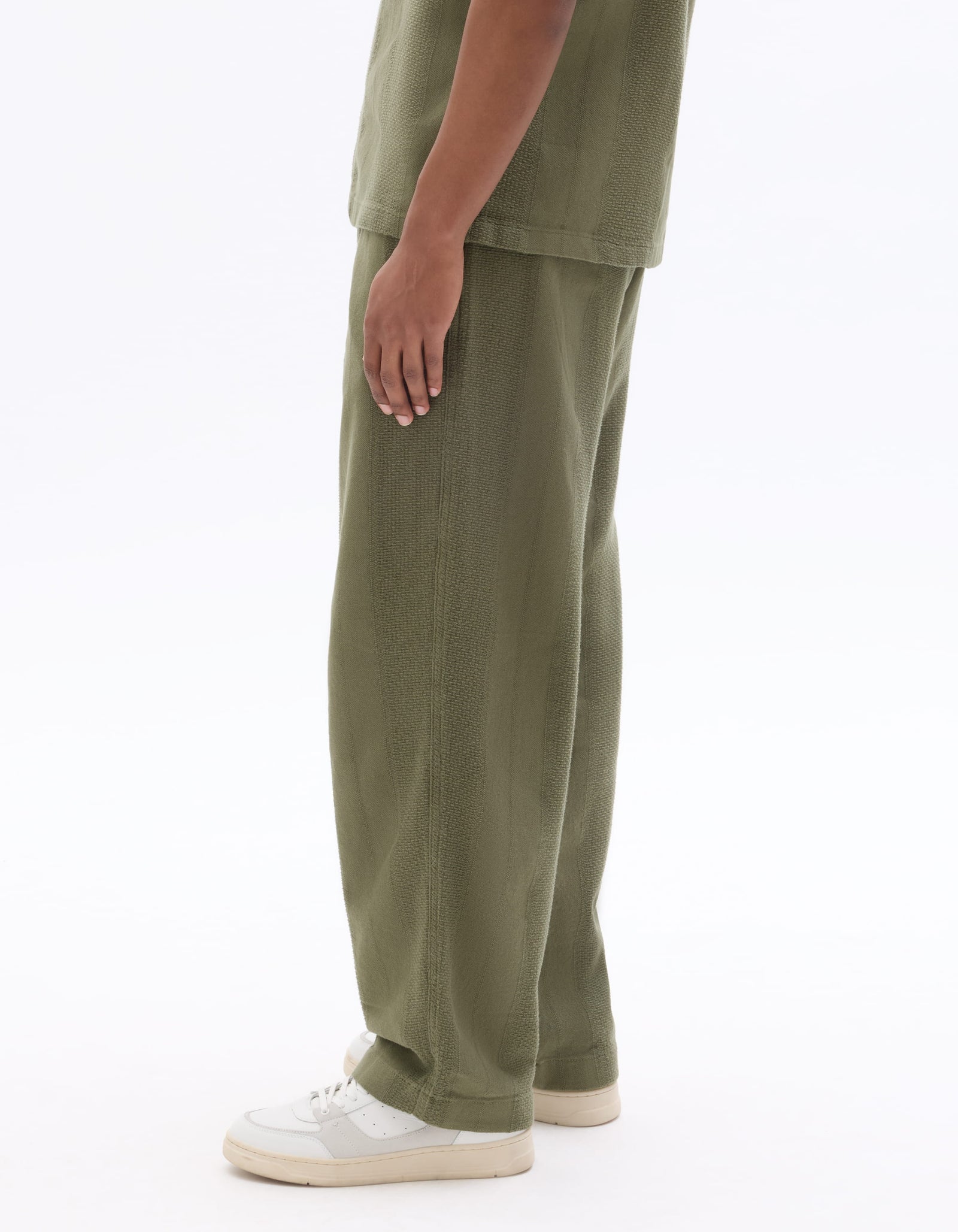 Celio Mens Khaki Solid Straight Fit Cotton Casual Trouser
