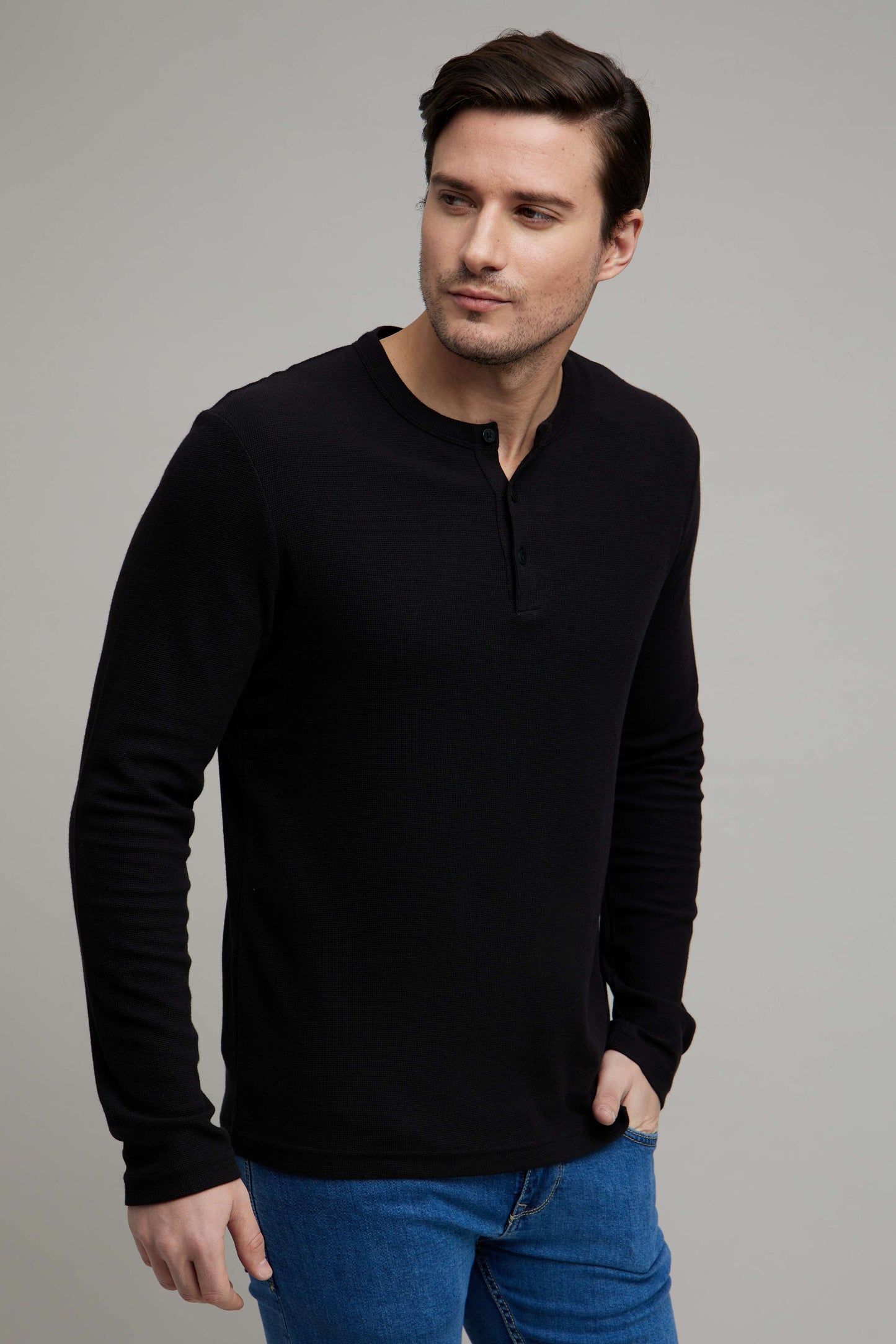 Celio Men Black Solid Regular Fit Cotton T-Shirts