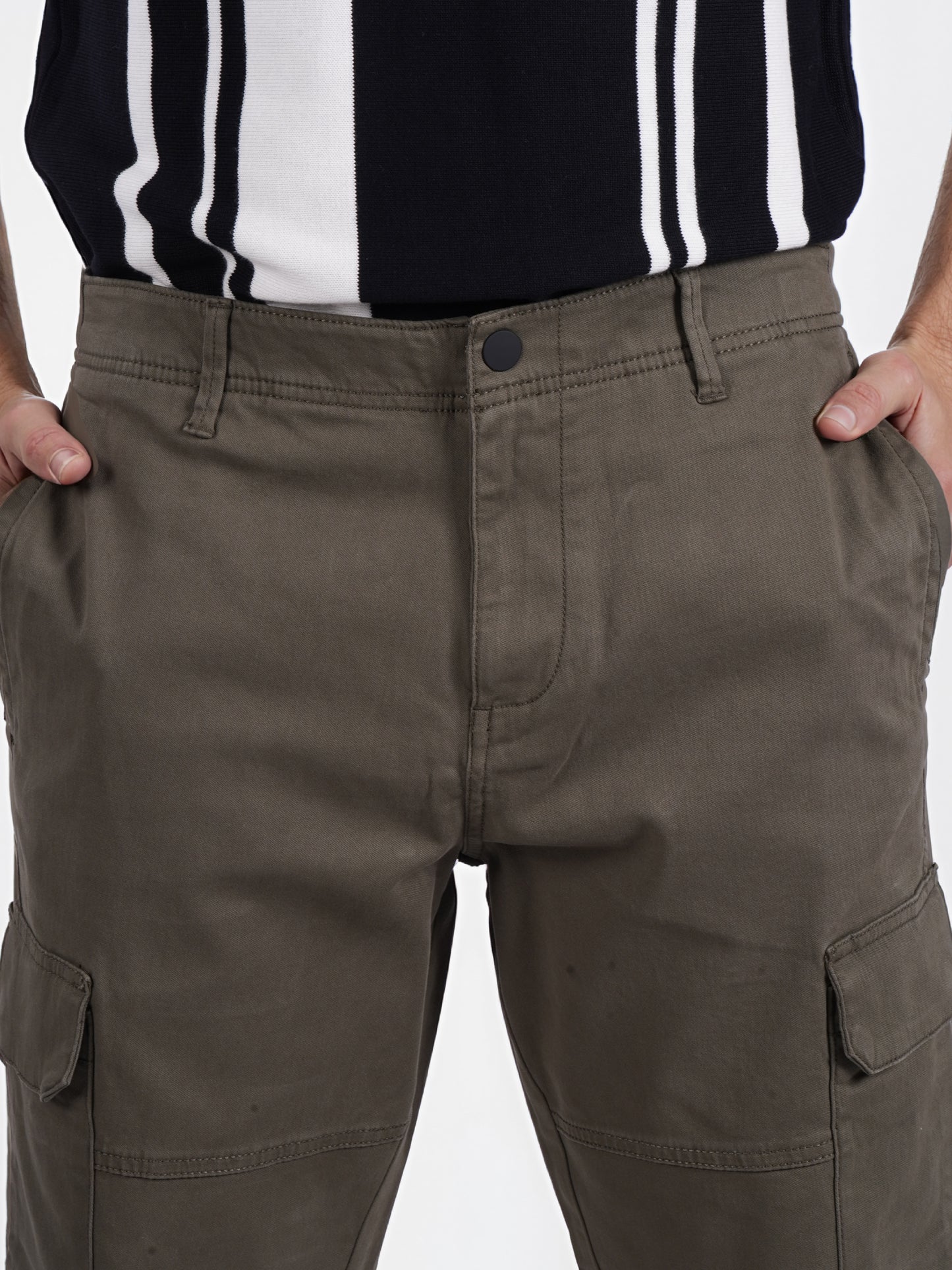 Celio* Men Olive Solid Slim Fit Cotton Cargo