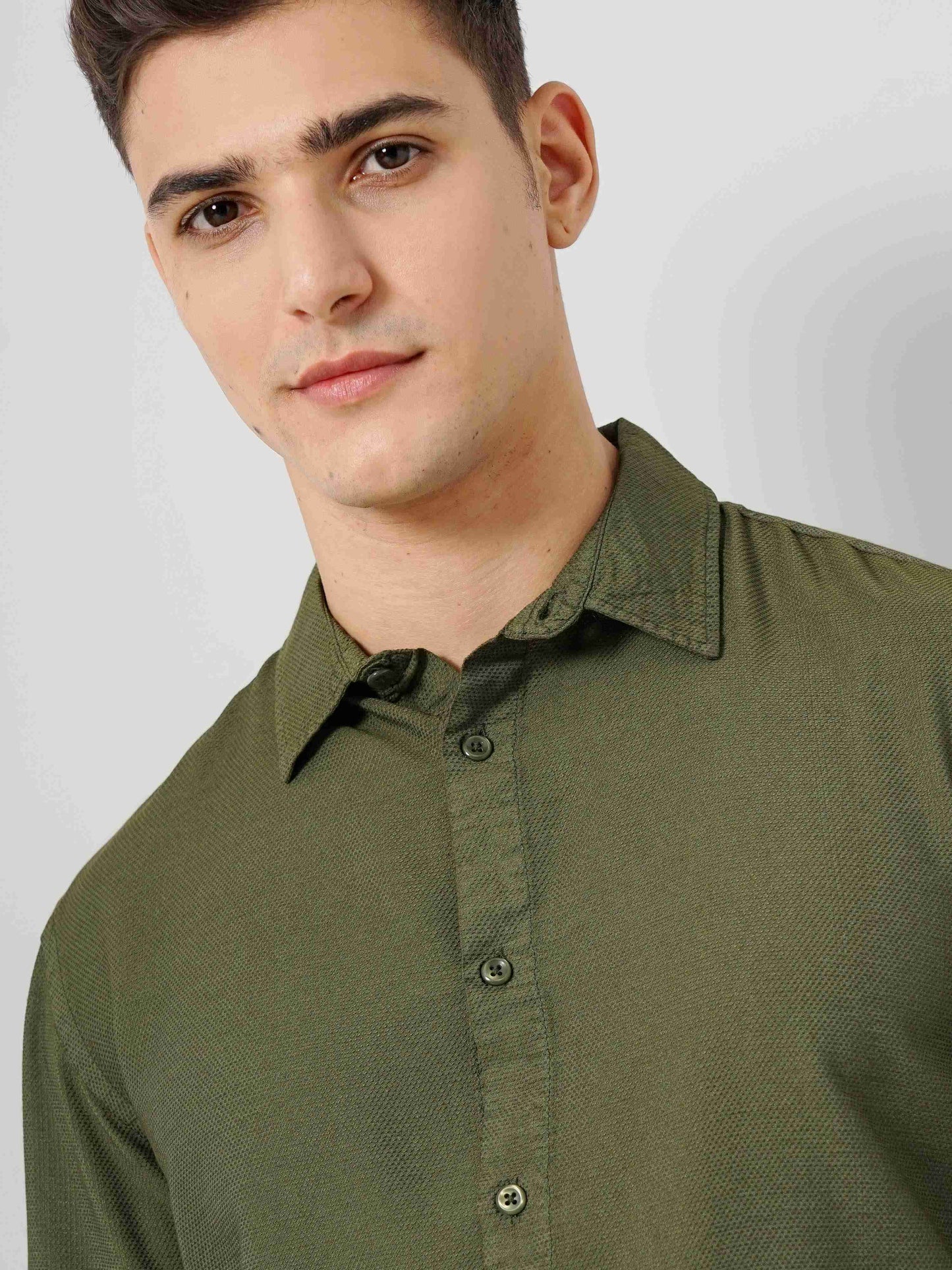 Celio Men Olive Solid Regular Fit Viscose Shirts