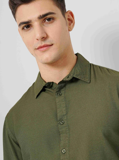 Celio Men Olive Solid Regular Fit Viscose Shirts