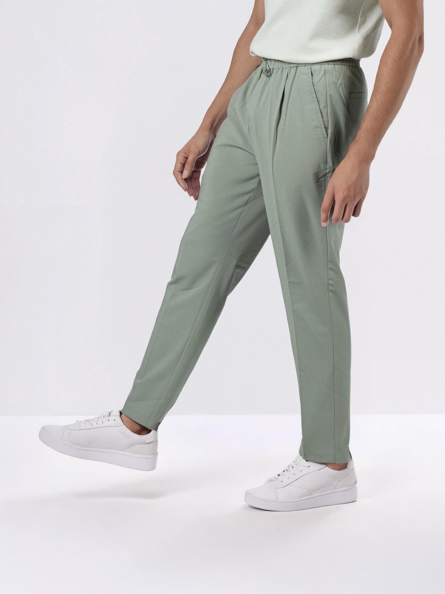 Celio* Men Olive Solid Straight Fit Poly-Blend Trousers